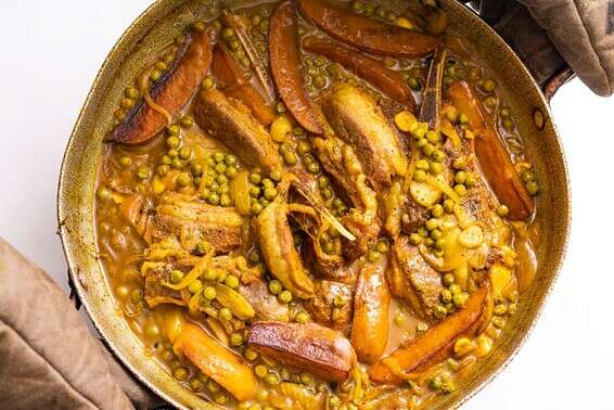 צלעות אסאדו עם תפוחי אדמה ואפונה // צילום: דודי אייזנטל